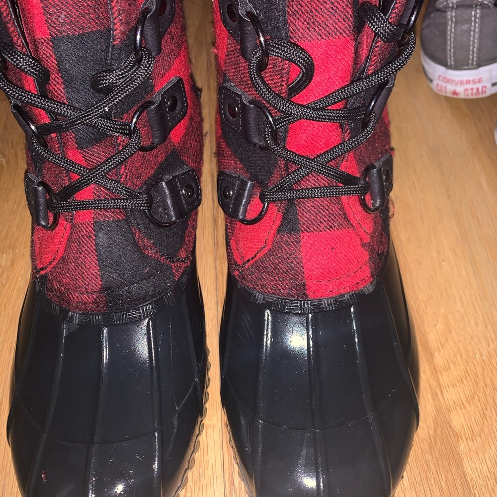 TOMMY HILFIGER DUCK BOOTS (missing stud on back)